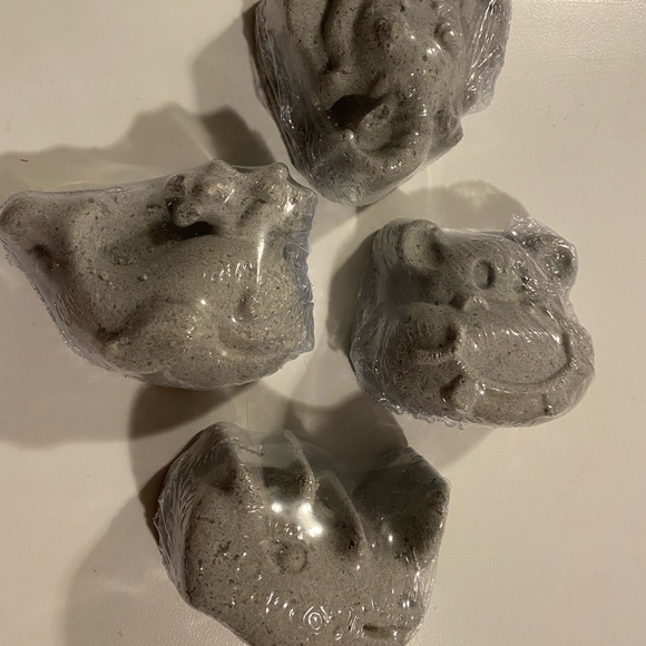 Handcrafted vanilla scented animal shapes set of 8 bath Bombs by Radiant Waves - Picture 2 of 4